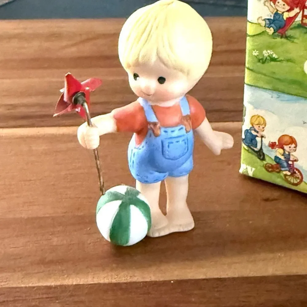 Enesco Country Cousins Skip Holding A Pinwheel